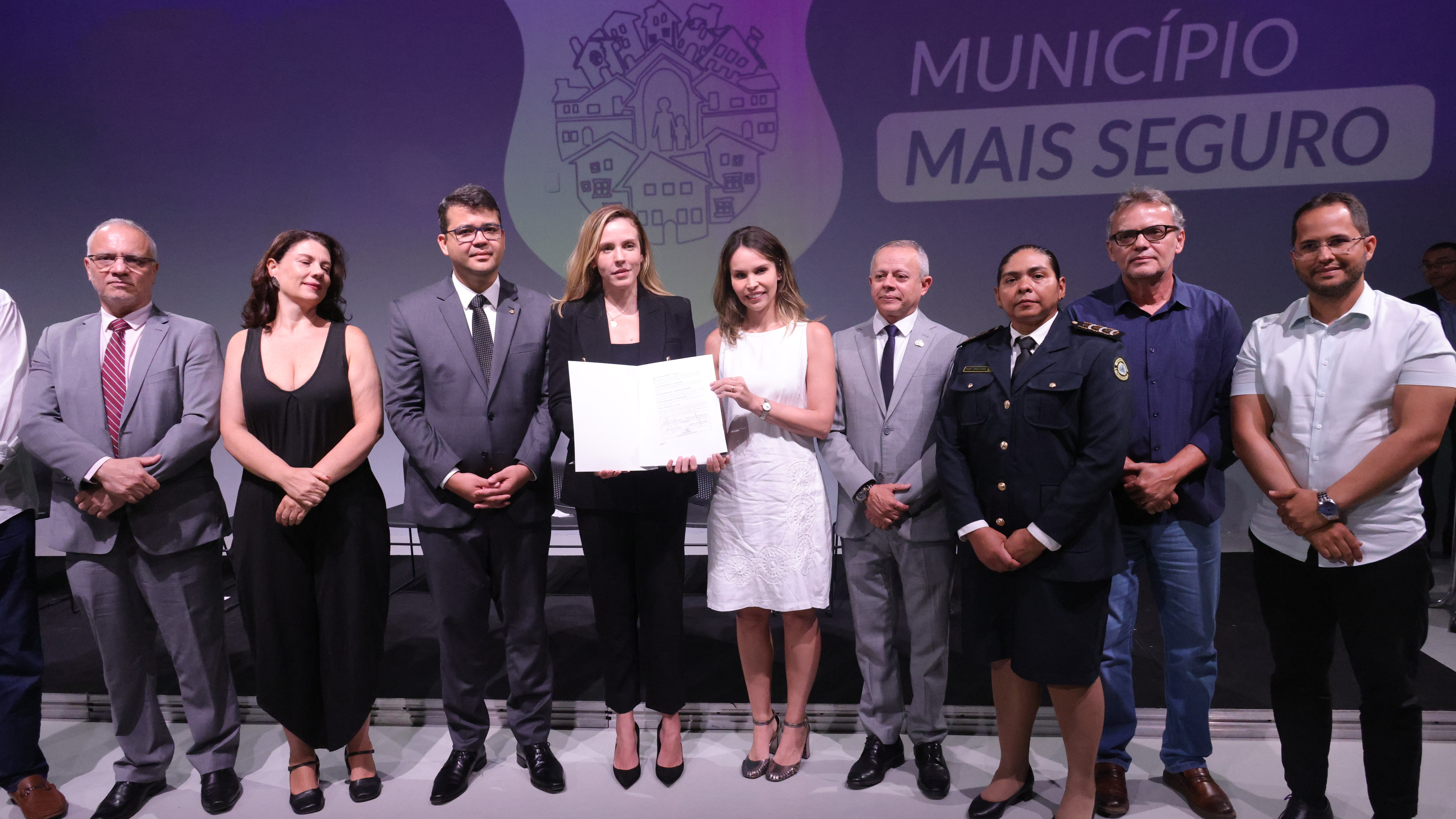 grupo de pessoas posa para a foto